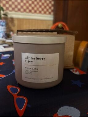 White Barn Winterberry & Ivy Candle - Taupe and Cream